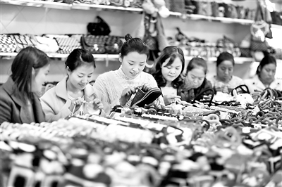 日前，在贵州省赤水市长期镇康桥社区，当地群众在扶贫车间钩织产品。 新华社发（王长育 摄）