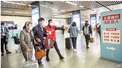 图③：江苏无锡火车站设立无健康码服务通道。使用老人机、无微信、无手机等无法出示健康码的旅客可以通过该通道领取纸质版通行证出站。