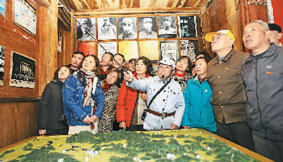 11月21日，在安徽繁昌县中分村新四军三支队司令部旧址，来自安徽省芜湖市新芜社区31名新老党员，听取中分村红色历史的讲解。