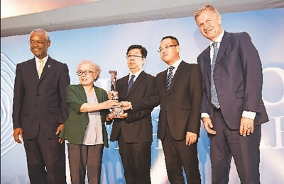 　　图为老、中、青3位塞罕坝人陈彦娴（左二）、刘海莹（中）、于士涛（右二）与联合国环境规划署执行主任埃里克·索尔海姆（右一）在颁奖台上合影。 　　新华社记者 陈 诚摄