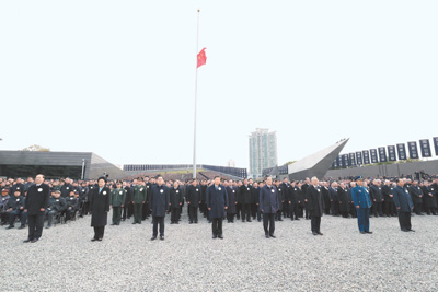 12月13日上午，中共中央、全国人大常委会、国务院、全国政协、中央军委在南京隆重举行南京大屠杀死难者国家公祭仪式。习近平、俞正声等党和国家领导人出席仪式。 　　新华社记者 谢环驰摄