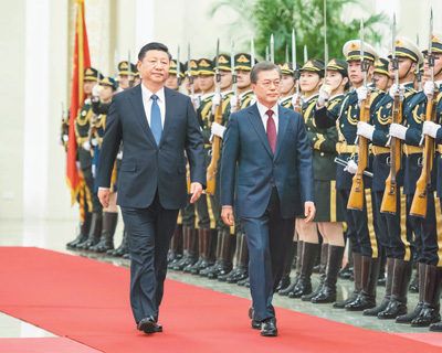 12月14日，国家主席习近平在北京人民大会堂同来华进行国事访问的韩国总统文在寅举行会谈。这是会谈前，习近平在人民大会堂北大厅为文在寅举行欢迎仪式。 　　新华社记者 李 涛摄
