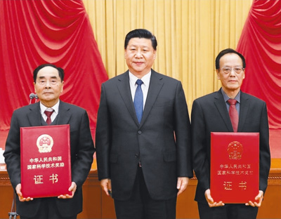 1月8日,国家科学技术奖励大会在北京人民大会堂隆重举行。中共中央总书记、国家主席、中央军委主席习近平向获得2017年度国家最高科学技术奖的南京理工大学王泽山院士(右)和中国疾病预防控制中心病毒病预防控制所侯云德院士(左)颁发奖励证书。 新华社记者 鞠 鹏摄