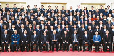 1月8日,国家科学技术奖励大会在北京人民大会堂隆重举行。党和国家领导人习近平、李克强、张高丽、王沪宁出席大会并为获奖代表颁奖。会前,习近平等党和国家领导人会见获奖代表并同大家合影留念。 新华社记者 谢环驰摄
