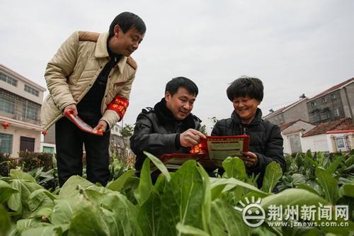 将“精神食粮”送到田间地头
