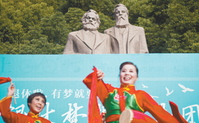2013年10月20日,上海复兴公园,一支老年腰鼓队在马克思、恩格斯雕塑下表演。 人民视觉