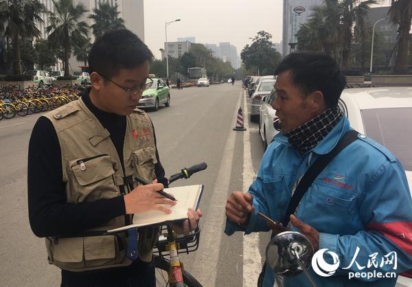 人民网记者就修宪建议进行街采，市民纷纷表示拥护修宪，并为此点赞。