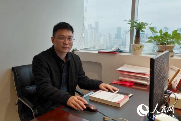 福建谨而新律师事务所律师林美接受人民网记者采访。