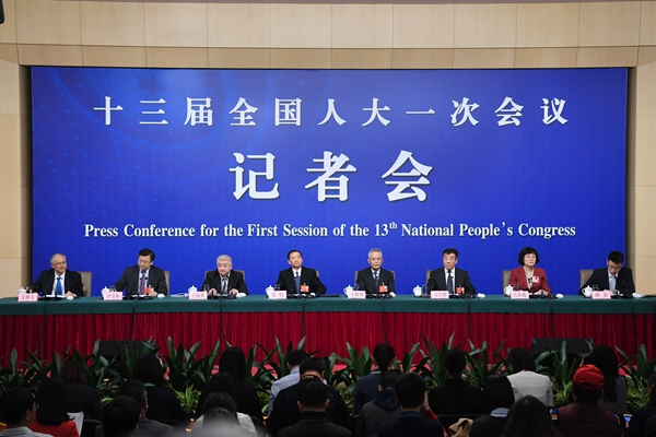 十二届全国人大内司委副主任委员王胜明、财经委副主任委员乌日图、教科文卫委副主任委员吴恒、环资委委员吕彩霞，全国人大常委会法工委副主任王超英、副主任许安标就“人大立法工作”相关问题回答中外记者提问。