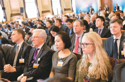 图为4月11日，在英国伦敦，嘉宾出席《习近平谈治国理政》第二卷多语种图书首发式。 　　伊莎贝尔·因方特摄（新华社发）