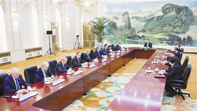 4月23日,国家主席习近平在北京人民大会堂集体会见来华出席上海合作组织成员国外长理事会会议的俄罗斯外长拉夫罗夫、印度外长斯瓦拉杰、哈萨克斯坦外长阿布德拉赫曼诺夫、吉尔吉斯斯坦外长阿布德尔达耶夫、巴基斯坦外长阿西夫、塔吉克斯坦外长阿斯洛夫、乌兹别克斯坦外长卡米洛夫、上海合作组织秘书长阿利莫夫、上海合作组织地区反恐怖机构执委会主任瑟索耶夫。 新华社记者 李 涛摄