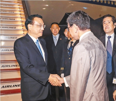 李克强抵达东京出席第七次中日韩领导人会议并对日本进行正式访问