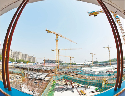 5月9日,位于奥林匹克森林公园西侧的北京冬奥会场馆国家速滑馆建设工地竖立工程完工倒计时牌