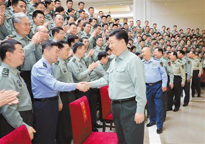5月16日上午,中共中央总书记、国家主席、中央军委主席习近平视察军事科学院,代表党中央和中央军委,对军事科学院第八次党代表大会的召开表示热烈的祝贺,向军事科学院全体同志致以诚挚的问候。这是习近平亲切接见军事科学院第八次党代会代表。 新华社记者 李 刚摄