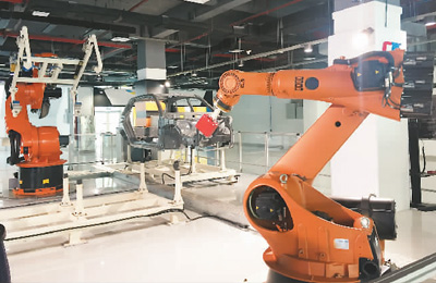 图为两江机器人白车身线体展示项目。 本报记者 邱海峰摄