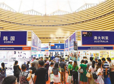 2017年9月,第十四届中国—东盟博览会上,来自美国、日本、韩国、哈萨克斯坦、印度、澳大利亚和埃及等国家的机构和商家踊跃参展。 新华社发