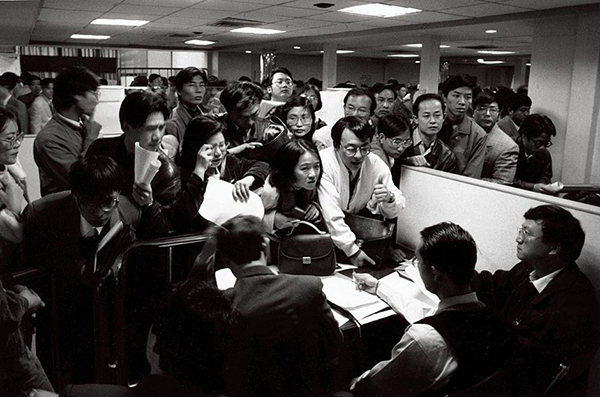 1992年，深圳人才市场白领求职