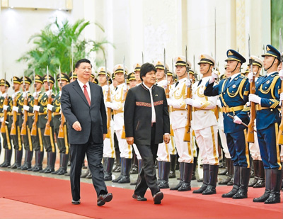 6月19日,国家主席习近平在北京人民大会堂同玻利维亚总统莫拉莱斯举行会谈。这是会谈前,习近平在人民大会堂北大厅为莫拉莱斯举行欢迎仪式。 新华社记者 殷博古摄