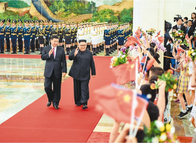 6月19日，中共中央总书记、国家主席习近平同当日抵京对中国进行访问的朝鲜劳动党委员长、国务委员会委员长金正恩举行会谈。这是会谈前，习近平总书记在北京人民大会堂北大厅为金正恩委员长举行欢迎仪式。 　　新华社记者 申 宏摄