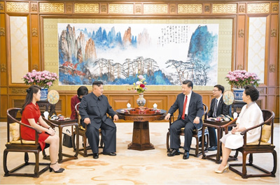 6月20日,中共中央总书记、国家主席习近平在北京钓鱼台国宾馆会见朝鲜劳动党委员长、国务委员会委员长金正恩。习近平总书记夫人彭丽媛、金正恩委员长夫人李雪主参加会见。 新华社记者 李学仁摄
