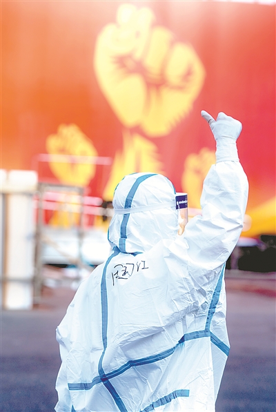 医务人员在武汉体育中心方舱医院前竖起拇指为自己和同伴加油鼓劲。 新华社记者 肖艺九 摄