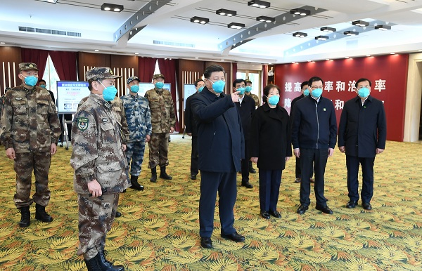 这是习近平在火神山医院指挥中心，听取医院建设运行、患者收治、医务人员防护保障、科研攻关等情况介绍。 新华社记者 谢环驰 摄