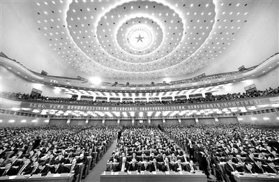2017年10月18日党的十九大隆重开幕,党的十九大报告对决胜全面建成小康社会作出重要部署。 新华社记者 兰红光 摄