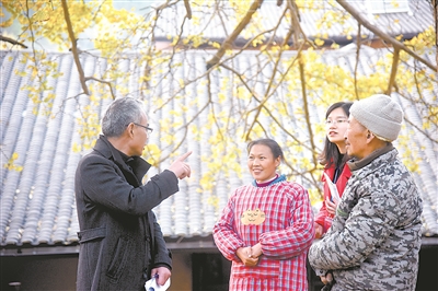 重庆市石柱土家族自治县中益乡坪坝村村民阮德兰（左二）说：“现在的乡村扶贫干部作风越来越好了，帮我们把房子整修好了，院坝也硬化了，最重要的是把我们脱贫致富的干劲也调动起来了。”