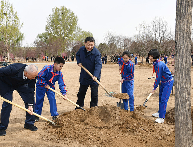 4月8日，党和国家领导人习近平、栗战书、汪洋、王沪宁、赵乐际、韩正、王岐山等来到北京市通州区永顺镇参加首都义务植树活动。这是习近平同大家一起植树。新华社记者 谢环驰 摄