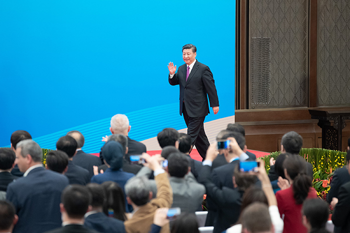 4月27日，第二届“一带一路”国际合作高峰论坛在北京雁栖湖国际会议中心举行圆桌峰会，国家主席习近平主持会议并致开幕辞。圆桌峰会闭幕后，习近平会见中外记者，介绍第二届“一带一路”国际合作高峰论坛圆桌峰会情况和主要成果。这是习近平步入记者会现场。（新华社记者 姚大伟 摄）