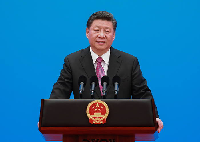 4月27日，第二届“一带一路”国际合作高峰论坛在北京雁栖湖国际会议中心举行圆桌峰会，国家主席习近平主持会议并致开幕辞。圆桌峰会闭幕后，习近平会见中外记者，介绍第二届“一带一路”国际合作高峰论坛圆桌峰会情况和主要成果。（新华社记者 庞兴雷 摄）
