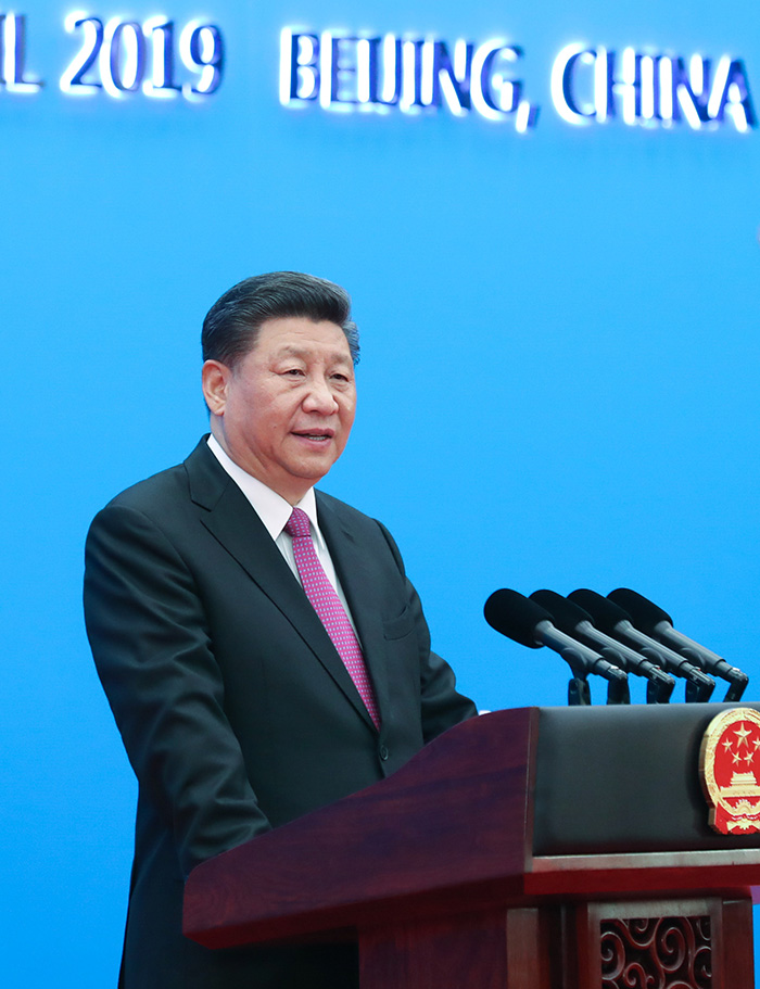 4月27日，第二届“一带一路”国际合作高峰论坛在北京雁栖湖国际会议中心举行圆桌峰会，国家主席习近平主持会议并致开幕辞。圆桌峰会闭幕后，习近平会见中外记者，介绍第二届“一带一路”国际合作高峰论坛圆桌峰会情况和主要成果。（新华社记者 鞠鹏 摄）