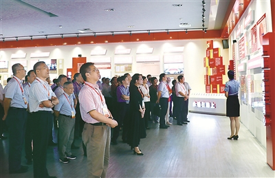 图为海南省反腐倡廉警示教育基地更新后,该省组织各市县和省直单位党政一把手集体赴警示教育基地接受警示教育。 赵雅婧 摄