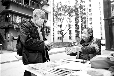 在抗击新冠肺炎疫情的战斗中，有许多平民英雄。68岁的张福明是重庆市北碚区的一名“楼院哨兵”志愿者，在整个北碚区，共有1216名像他这样的“楼院哨兵”志愿者。他们每天在出入口核对出入卡、宣传防疫知识、劝阻外来人员进入小区，充分发挥人熟地熟优势，为做好疫情防控工作贡献着自己的力量。图为张福明（右）在北碚区新房子社区一个散居楼院出入口对进入小区的人员
