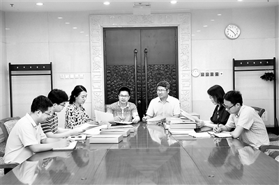 中央纪委国家监委驻中央统战部纪检监察组把落实“两个维护”作为首要任务，聚焦权力运行强化政治监督。图为该组纪检监察干部围绕如何深化做实政治监督开展交流研讨。程鹏 摄