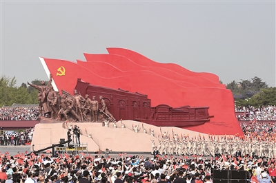 以习近平同志为核心的党中央加强党对经济社会发展的全面领导,把坚持以人民为中心的发展思想,贯穿到统筹推进“五位一体”总体布局和协调推进“四个全面”战略布局之中,引领我国经济社会发展取得历史性成就、发生历史性变革。这是2019年10月1日,庆祝中华人民共和国成立70周年大会现场,群众游行中的开天辟地方阵。 新华社记者 朱祥 摄