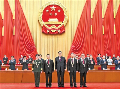 9月8日,全国抗击新冠肺炎疫情表彰大会在北京人民大会堂隆重举行。中共中央总书记、国家主席、中央军委主席习近平向“共和国勋章”获得者钟南山(前排右二),“人民英雄”国家荣誉称号获得者张伯礼(前排左二)、张定宇(前排右一)、陈薇(前排左一)颁授勋章奖章。 新华社记者 谢环驰 摄