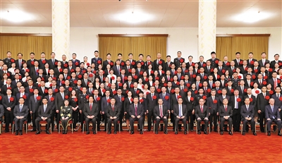 9月8日,全国抗击新冠肺炎疫情表彰大会在北京人民大会堂隆重举行。会前,习近平等党和国家领导人会见国家勋章和国家荣誉称号获得者,全国抗击新冠肺炎疫情先进个人、先进集体代表等,并同大家合影留念。 新华社记者 黄敬文 摄