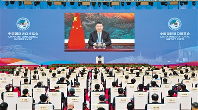 11月4日晚，第三届中国国际进口博览会开幕式在上海举行，国家主席习近平以视频方式发表主旨演讲。  新华社记者 黄敬文 摄