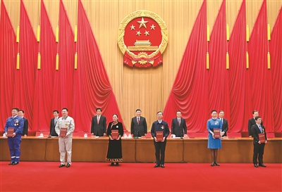 11月24日，全国劳动模范和先进工作者表彰大会在北京人民大会堂隆重举行。这是习近平等党和国家领导人向全国劳动模范和先进工作者代表颁发荣誉证书。 新华社记者 李学仁 摄