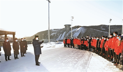 1月18日至20日，中共中央总书记、国家主席、中央军委主席习近平在北京、河北考察，并主持召开北京2022年冬奥会和冬残奥会筹办工作汇报会。这是19日下午，习近平在位于张家口赛区的国家冬季两项中心，看望慰问国家冬季两项、跳台滑雪队运动员、教练员和张家口赛区运行保障团队、建设者代表。 新华社记者 王晔 摄