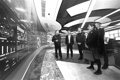 信息化建设是新时代纪检监察工作高质量发展的重要内容。纪检监察机关必须提高运用大数据发现问题、纠正偏差的本领。图为福建省厦门市集美区纪委监委借助大数据平台拓展涉黑涉恶线索摸排广度。 李松荣 摄