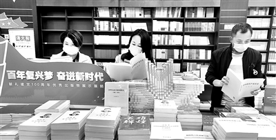 迎接建党100周年重点读物受读者欢迎和关注。图为3月17日,读者在重庆巫山县高唐街道一家书店“献礼建党100周年”优秀出版物展示展销专区选购党史党建书籍。 (图片来源:人民视觉)
