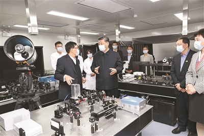 4月19日,在清华大学建校110周年校庆日即将来临之际,中共中央总书记、国家主席、中央军委主席习近平来到清华大学考察。这是习近平在清华大学成像与智能技术实验室同师生们亲切交谈。 新华社记者 黄敬文 摄