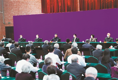 4月19日,在清华大学建校110周年校庆日即将来临之际,中共中央总书记、国家主席、中央军委主席习近平来到清华大学考察。这是习近平出席师生代表座谈会并发表重要讲话。 新华社记者 鞠鹏 摄