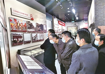 湖北省武汉市武昌区纪委监委近日组织党员干部到中国共产党纪律建设历史陈列馆开展党史学习教育活动。图为该区党员干部观看“三湾改编与三大纪律六项注意”展品。李国涛 摄