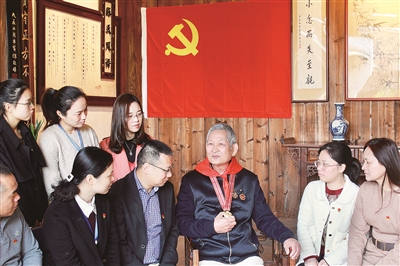 开展党史学习教育以来，福建省福州市仓山区纪委监委联合相关部门，围绕“学史明理、学史增信、学史崇德、学史力行”，开展内涵丰富、特色鲜明、形式多样的学习教育。图为该区老党员在螺洲镇廉政文化馆为年轻干部讲述红色故事。林雯婷 摄