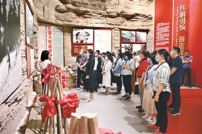 河南省纪委监委组织纪检监察干部走进红旗渠纪念馆，感受共产党领导下的林县人民修建红旗渠的伟大奇迹。 卫宇瑶 摄