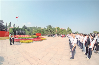 1949年3月，毛泽东在七届二中全会上对全党提出：“务必使同志们继续保持谦虚、谨慎、不骄、不躁的作风，务必使同志们继续保持艰苦奋斗的作风。”“两个务必”的告诫，至今仍然警醒着共产党人走好“赶考”之路。图为6月1日，党员干部在西柏坡纪念馆广场重温入党誓词。 （图片来源：人民视觉）