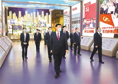 6月18日，党和国家领导人习近平、李克强、栗战书、汪洋、王沪宁、赵乐际、韩正、王岐山等在中国共产党历史展览馆参观“‘不忘初心、牢记使命’中国共产党历史展览”。  新华社记者 鞠鹏 摄